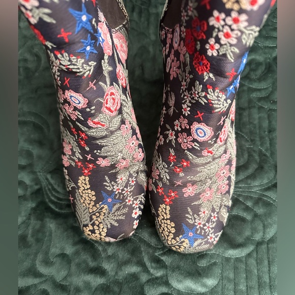 Floral embroidered boots - Picture 2 of 3
